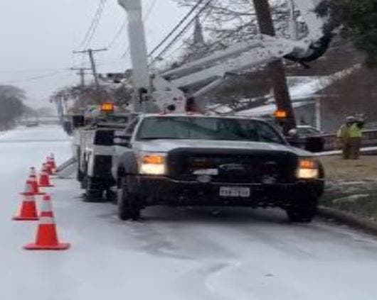 Oncor employees making repairs 