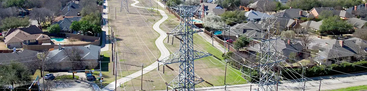 Torres de transmisión de energía en una comunidad.