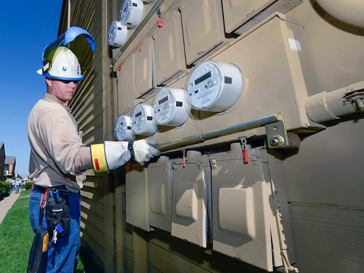 Un empleado de Oncor revisa unos medidores eléctricos.